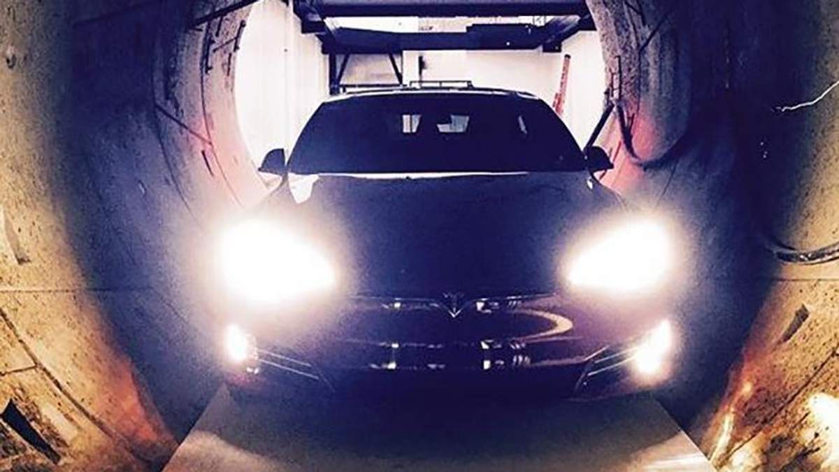 Илон Маск "загнал" новенькую Tesla в подземный тоннель: фото
