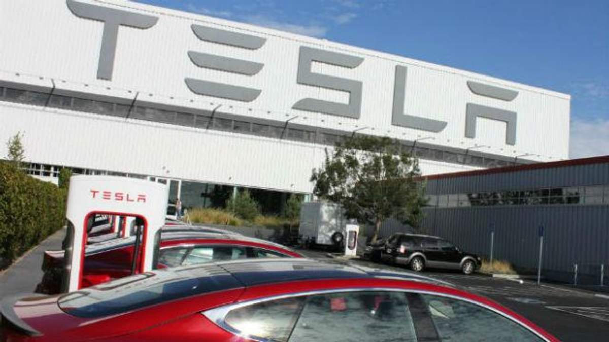 Маск устроил экскурсию по заводу Tesla Маск устроил экскурсию по заводу Tesla