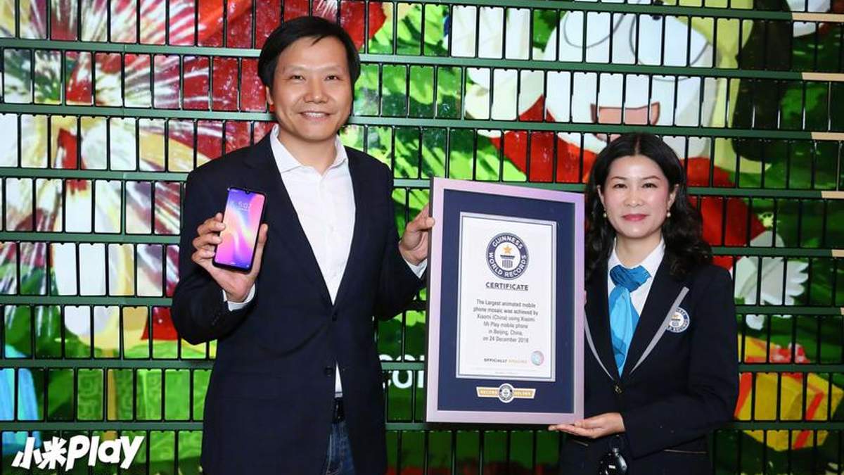 Фото дня: Xiaomi встановила світовий рекорд, встановивши ялинку зі смартфонів
