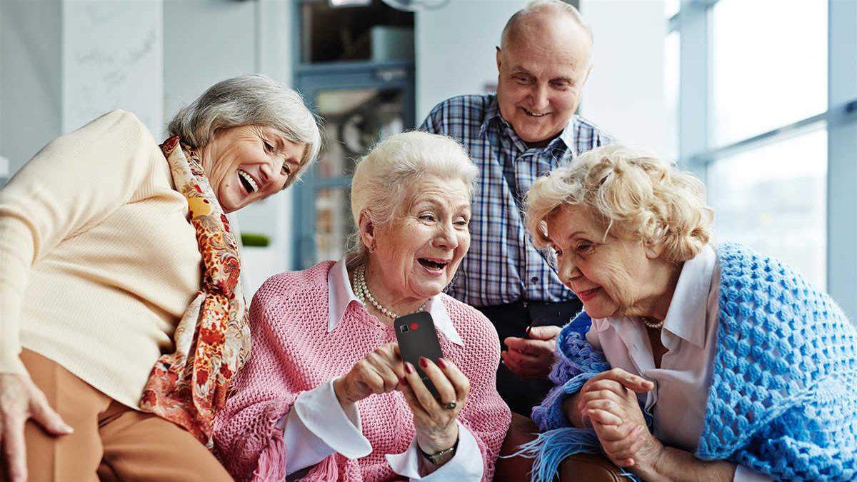Как выбрать телефон для пожилого человека: лучшие "бабушкофоны" 2020 года