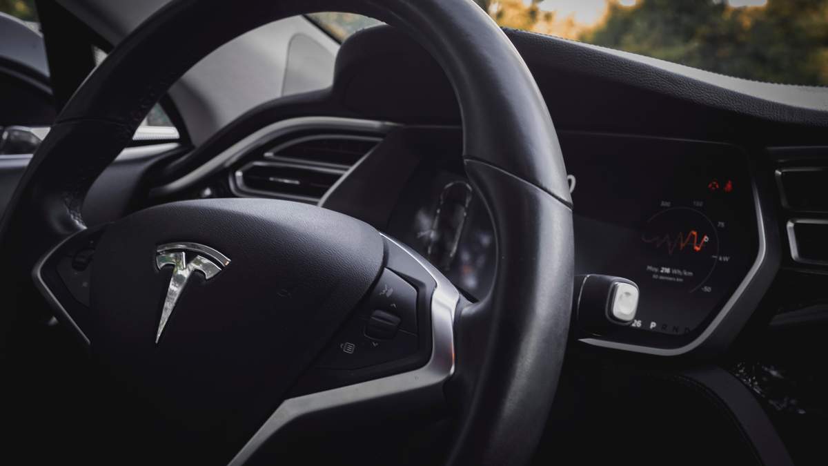 Систему безпеки Tesla зламали за допомогою мікрокомп'ютера Систему безпеки Tesla зламали за допомогою мікрокомп'ютера