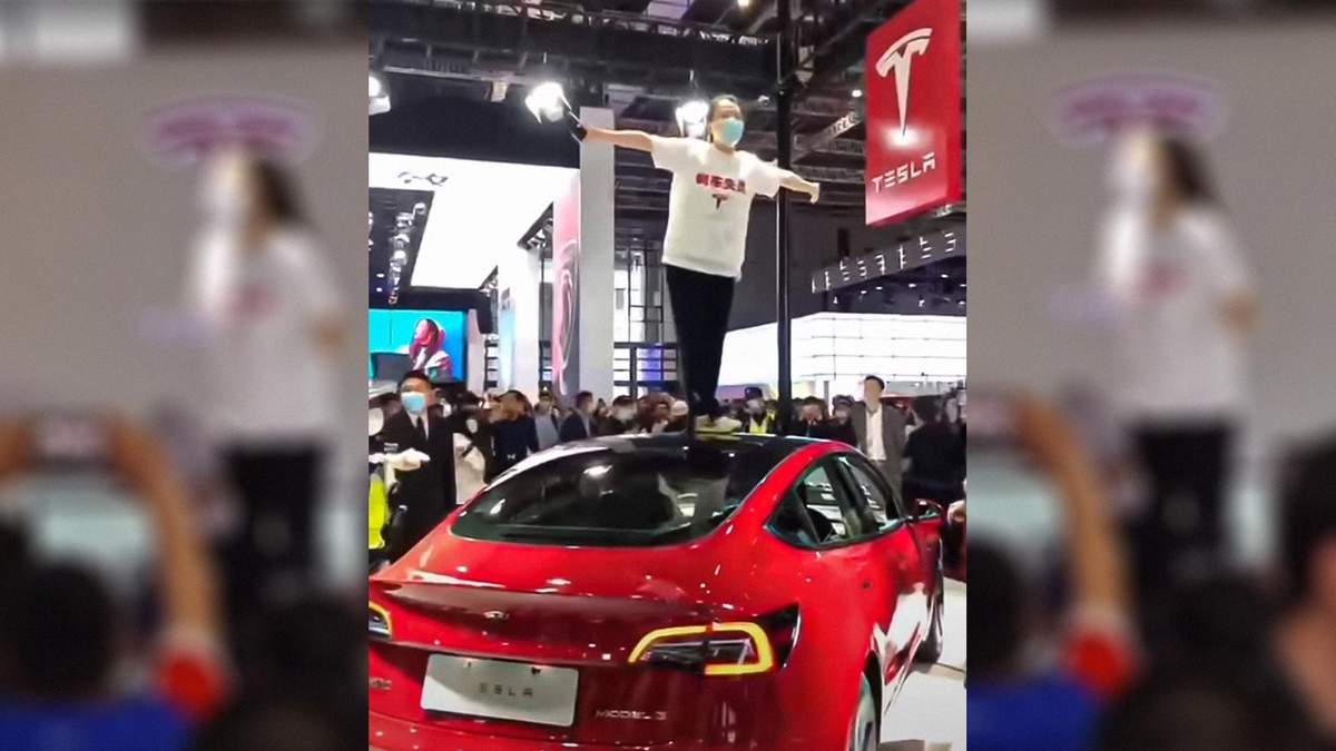 На Шанхайській міжнародній виставці влаштували протест проти Tesla
