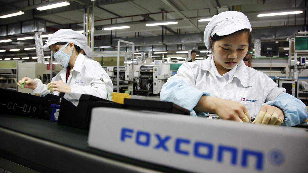 Завод Foxconn, выпускающий iPhone, охватил крупный пожар