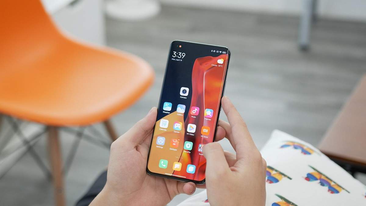 Xiaomi роздає гроші покупцям свого першого смартфона Mi 1