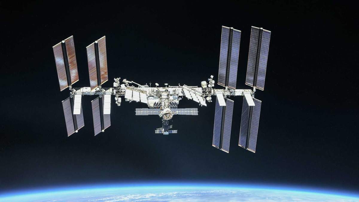 МКС підготували до заміни сонячних панелей: астронавти майже 7 годин працювали за межами станції - Новини технологій - Техно