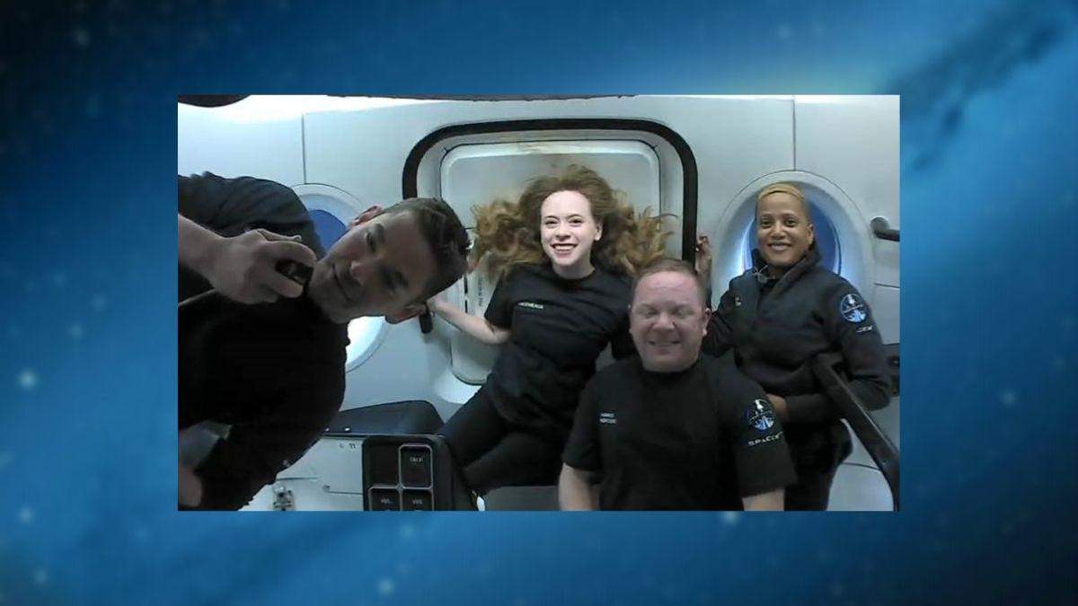 "Здоровые и счастливые": SpaceX показал первые фото экипажа Inspiration4