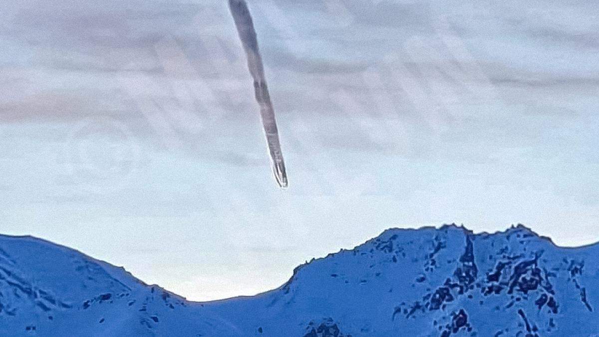 A strange plume of smoke was noticed in the Alaskan sky: eyewitnesses recorded the phenomenon and do not believe the authorities’ explanation