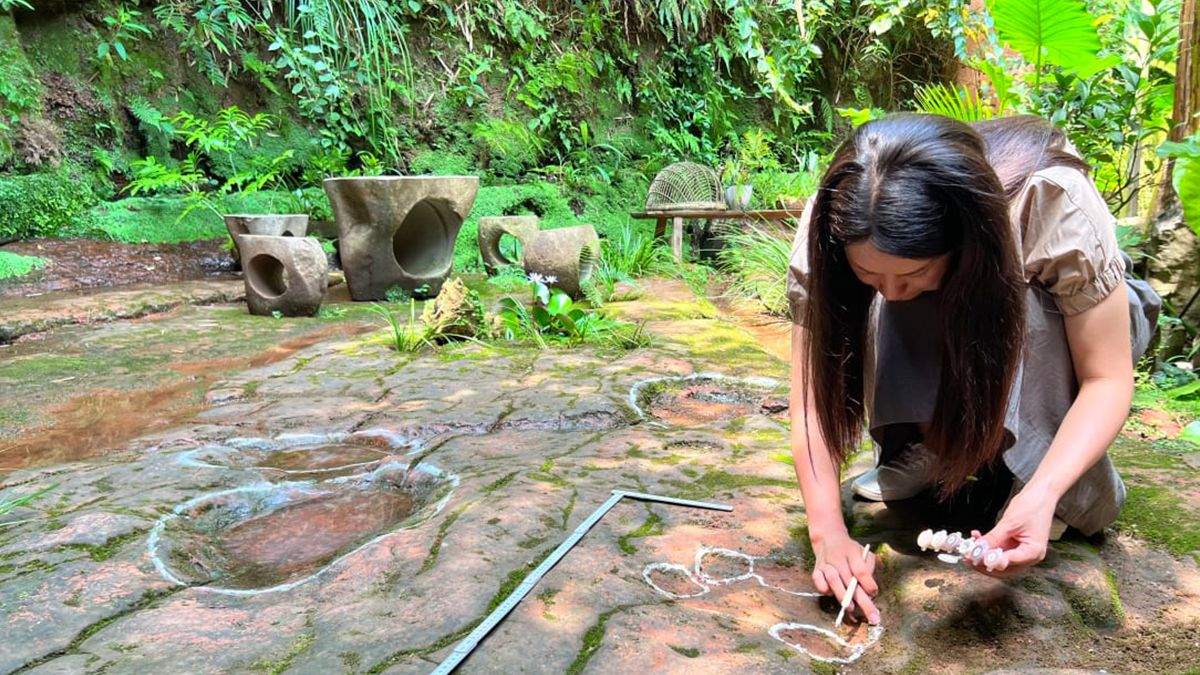 In the garden of a Chinese restaurant, they found traces of dinosaurs that are about a hundred million years old.