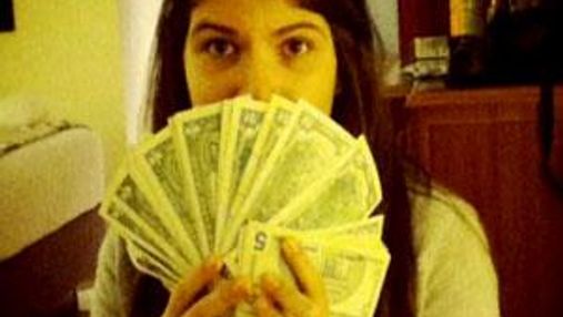 Дочь Уго Чавеса похвасталась пачкой долларов в Интернете