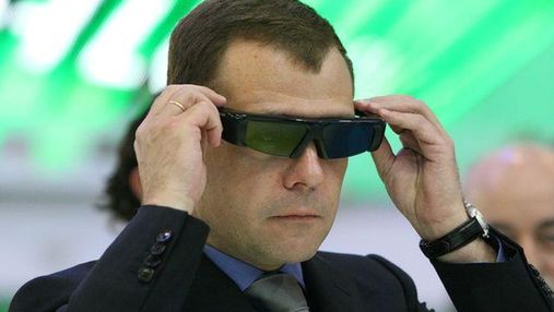 Медведев читает новости в постели с iPad