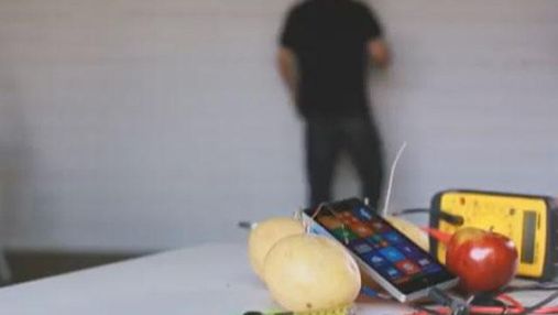 Розроблена овочева зарядка для телефонів, винайдені робопальці, які розширяють можливості руки