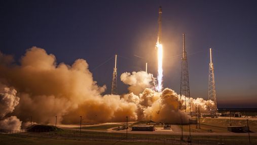 Маск показал, как SpaceX готовится к полету 