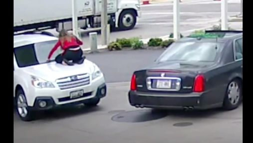 Храбрая девушка остановила вора своего авто, вылезши на капот: потрясающее видео