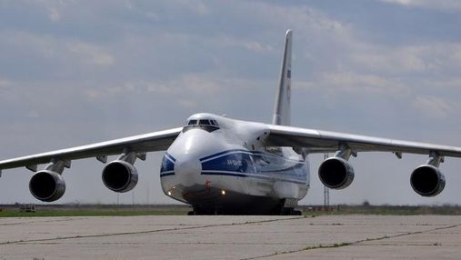 Український літак "Руслан" перевозить деталі для компанії Ілона Маска