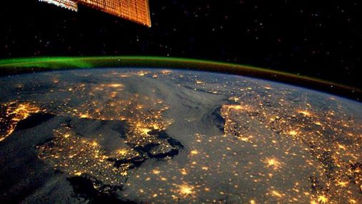 Астронавт з МКС показав Землю вночі