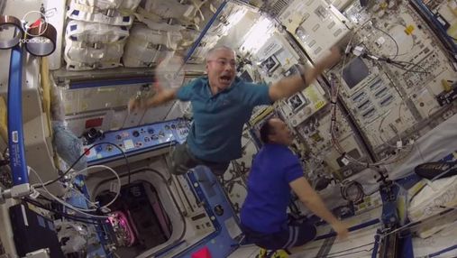 На МКС відбувся перший у світі "турнір з бадмінтону" в умовах невагомості: відео з космосу
