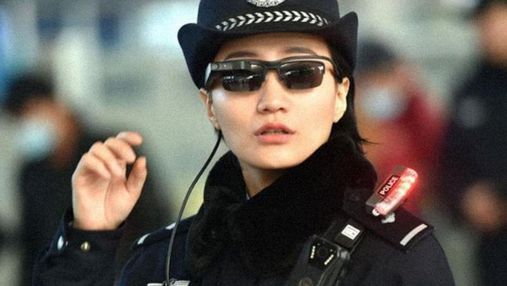 Китайские копы начали тестировать "умные" очки, которые распознают лица в режиме реального времени
