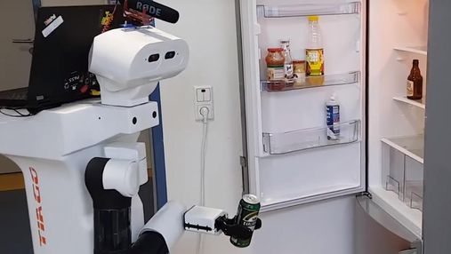 У Німеччині представили робота, який приносить пиво з холодильника: відео 
