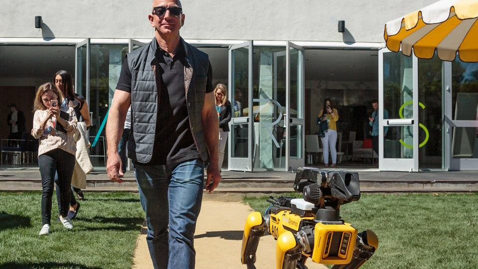 Джефф Безос "вивів на прогулянку" нового робота Boston Dynamics: фото