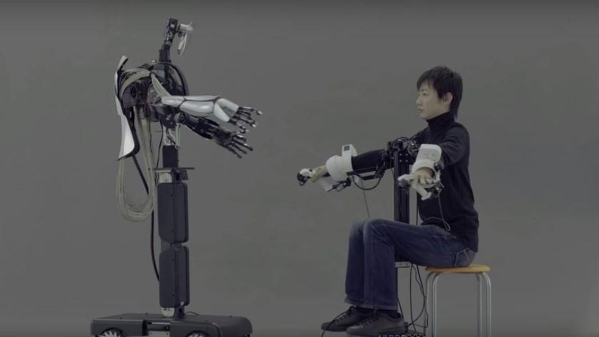 Японцы представили робота, который в точности повторяет движения человека-оператора