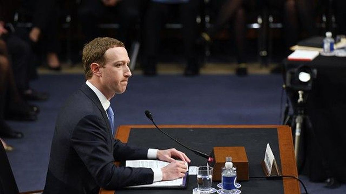 Шпаргалка Цукерберга: "откровения" основателя Facebook в Сенате США и стоит ли им верить Шпаргалка Цукерберга: "откровения" основателя Facebook в Сенате США и стоит ли им верить