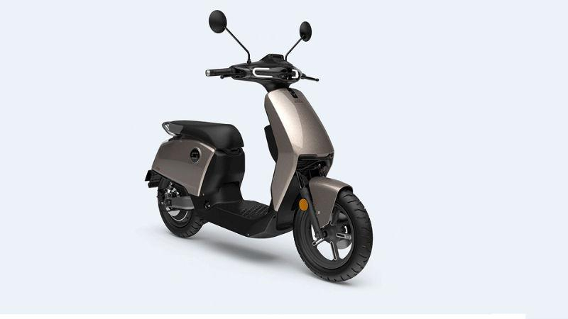 Xiaomi представила "умный" скутер, который дешевле iPhone Х