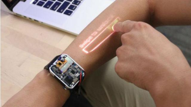 Выглядит фантастически: разработали смарт-часы с проектором - фото и видео