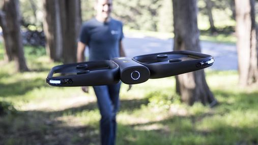 Розробники презентували розумного дрона, який сам слідує за власником та знімає його