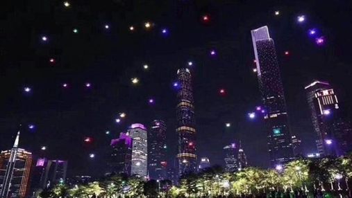 В Китае установили новый рекорд: 1374 дрона осветили небо над городом Сиань