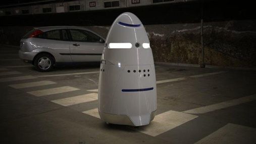В Нью-Йоркському аеропорту працює робот, який своєю поведінкою бентежить жінок