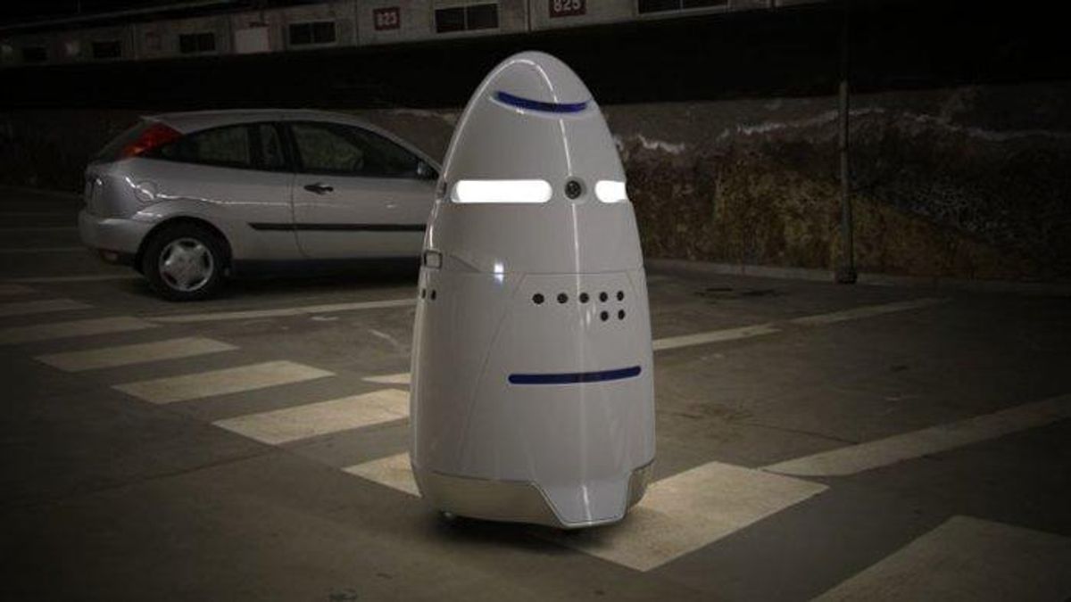 В Нью-Йоркском аэропорту работает робот, который своим поведением смущает женщин