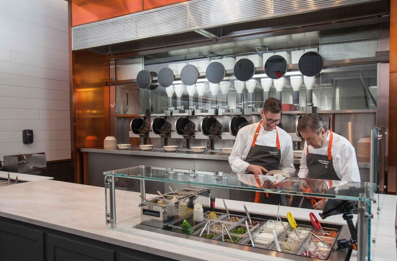У США відкрили ресторан, де приготуванням їжі займаються роботи