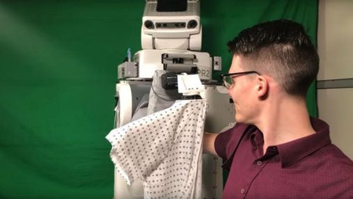 Ученые научили робота одевать больных: видео