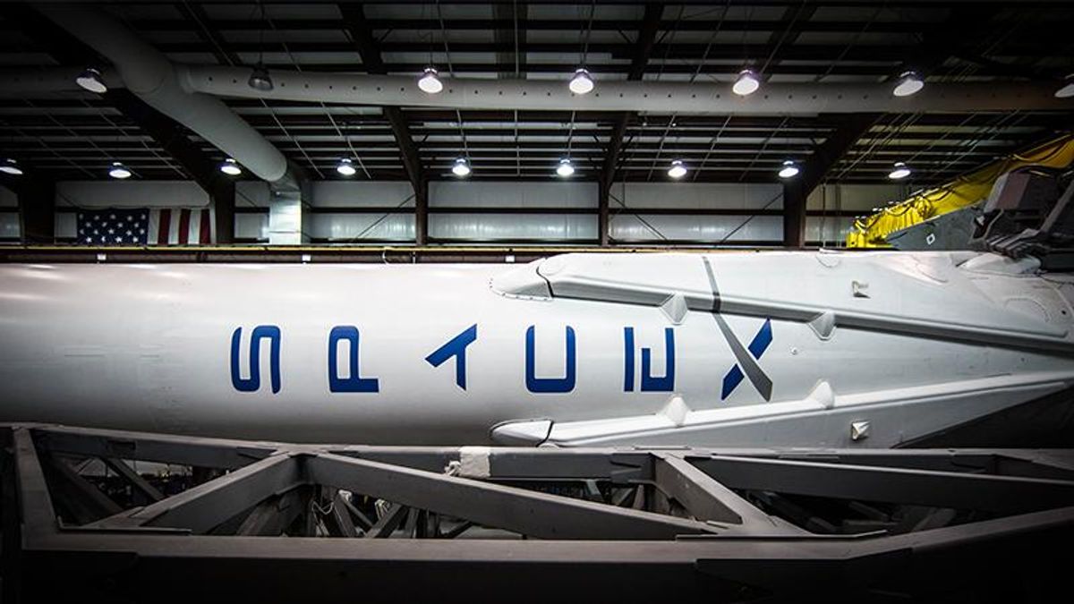 SpaceX перенесла дату запуску людей  на орбіту Місяця