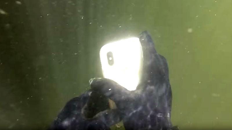 Невероятно: iPhone X 2 недели пролежал на дне реки и до сих пор работает – видео