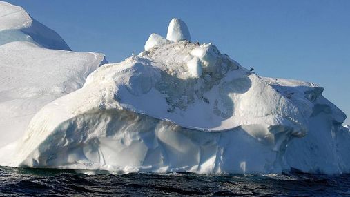 Великий айсберг відколовся від Гренландії: ефектне відео