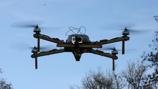Дослідники "навчили" дрони відганяти зграї птахів від аеропортів