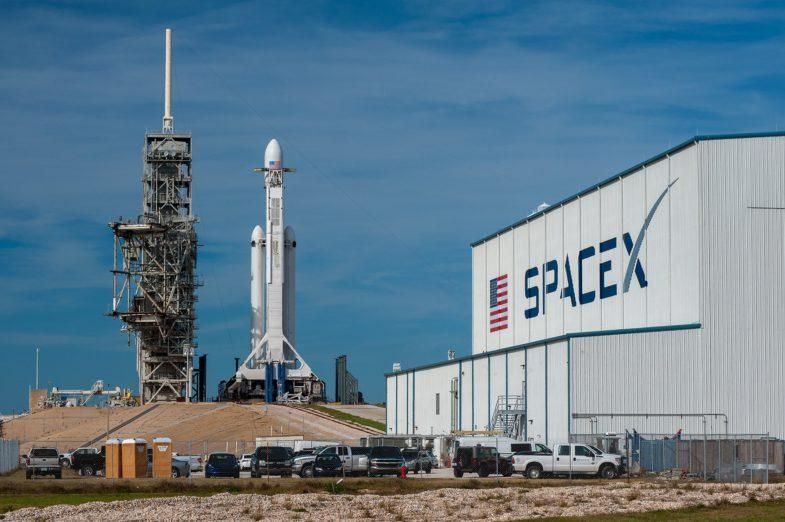 SpaceX обрала першого туриста, що полетить на Місяць