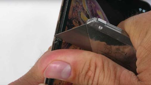 Поцарапал и погнул: блоггер испытал на прочность iPhone Xs Max – видео