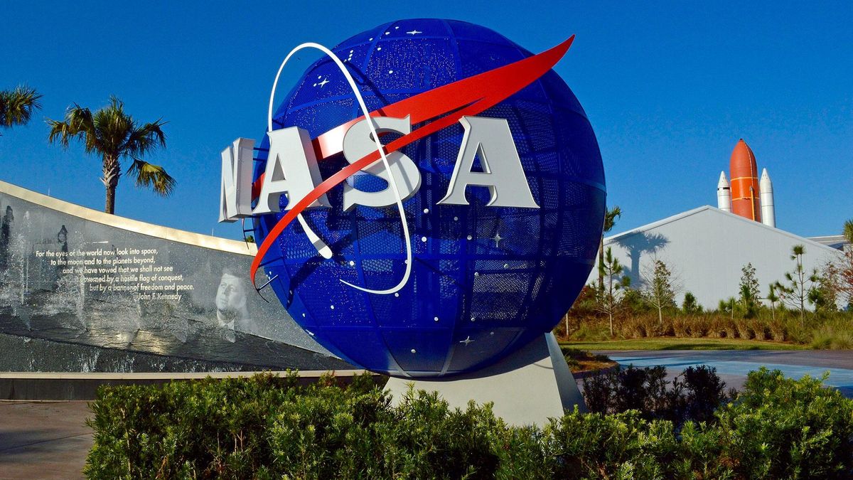 Украинцам предлагают поиграть в игру и выиграть поездку в центр NASA