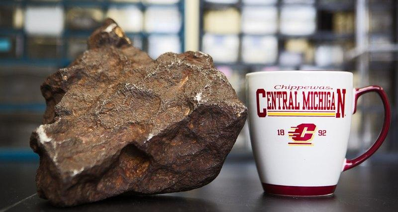 В США мужчина десятилетиями подпирал дверь редким метеоритом