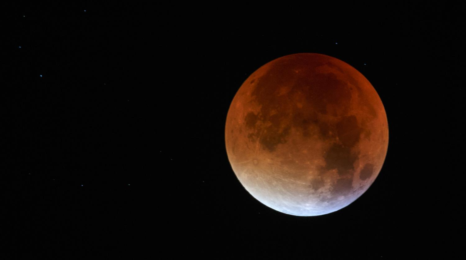 В Китае планируют запустить "искусственный месяц" для освещения улиц