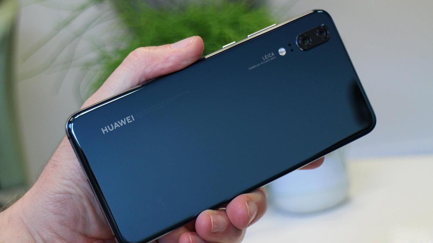 Как достать батарею из телефона huawei