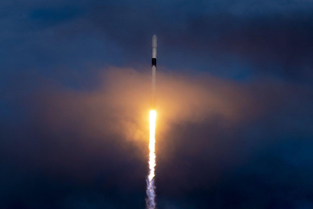 SpaceX успішно запустила ракету Falcon 9:  фото та відео