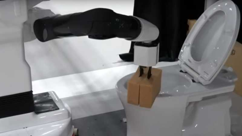 Робота научили мыть туалет