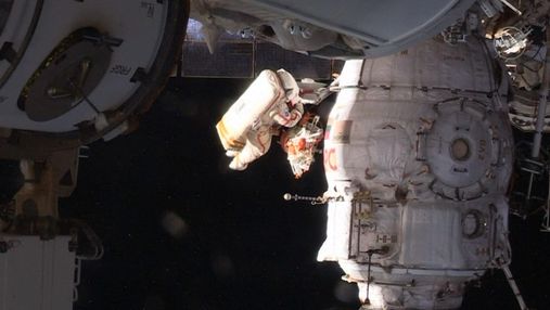 Космонавти оглянули дірку в МКС та взяли проби герметики