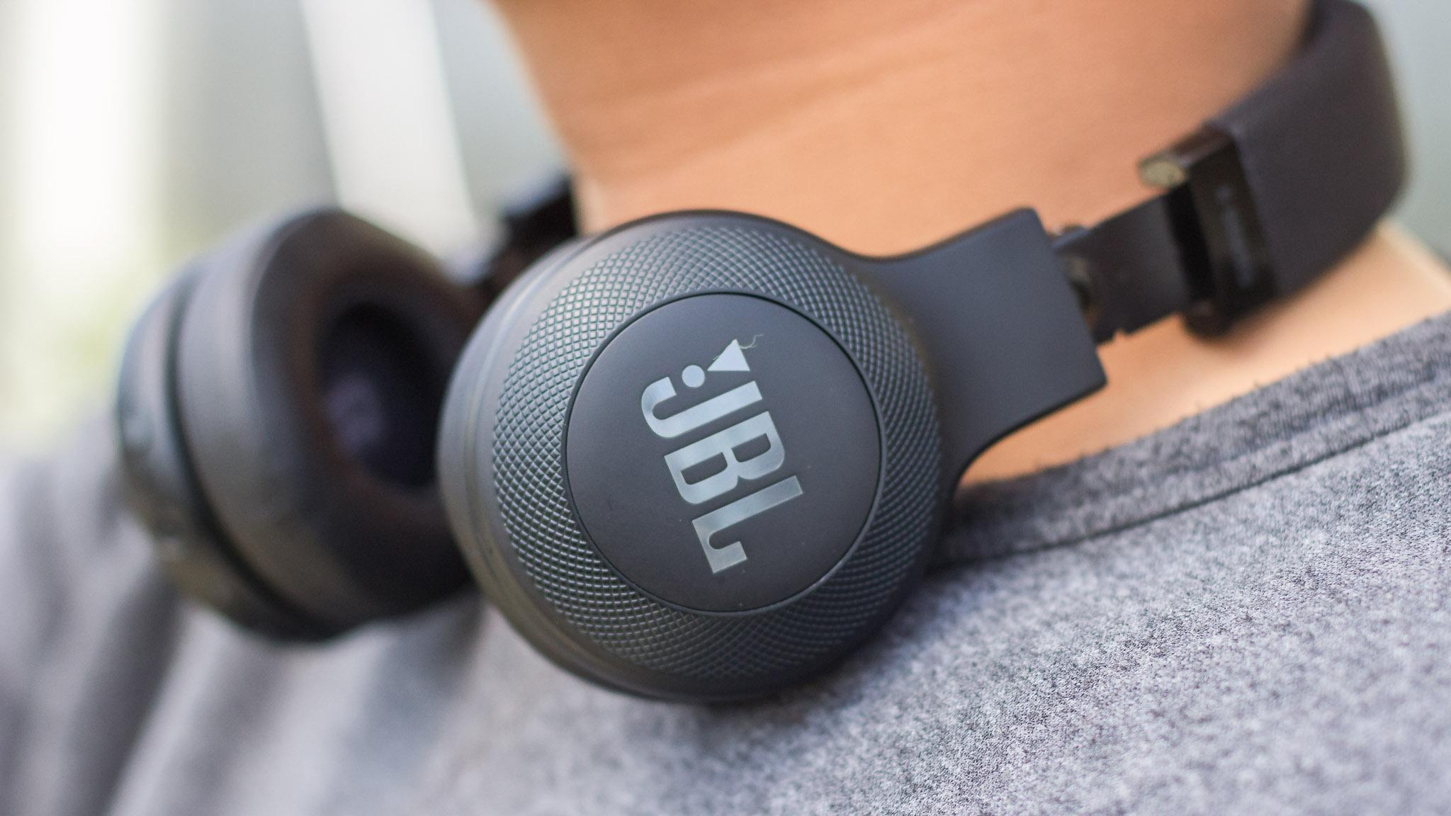 Harman обновила линейку беспроводных наушников JBL