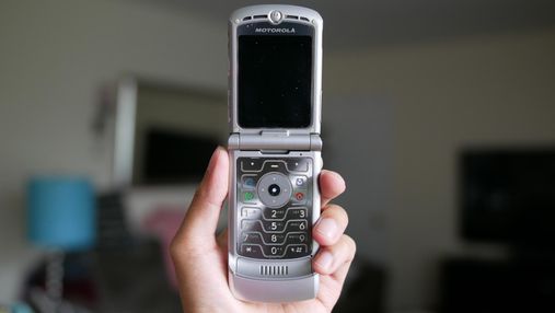 Как будет выглядеть обновленный смартфон-жабка Motorola RAZR V3: фото