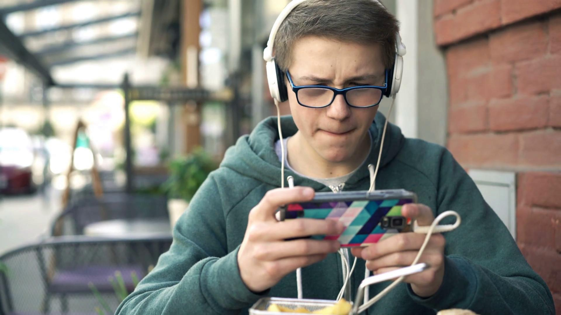 Парень совершил самоубийство из-за "дешевого" смартфона: детали трагедии