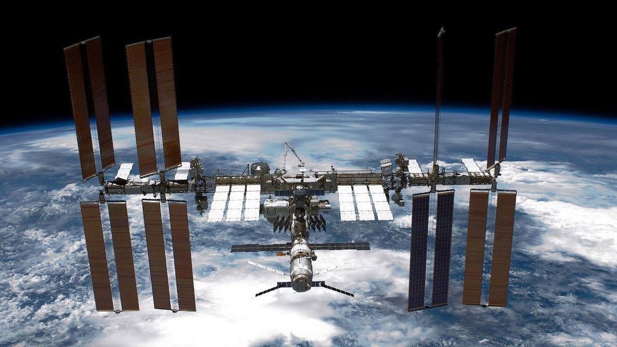 Новый инцидент на МКС: станция потеряла 11 литров воды